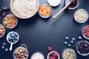 Ev yapımı granola için Malzemeler: yulaf, kenevir ve kabak çekirdeği, kızılcık ve badem, ceviz, hindistan cevizi ve agav nektar, goji çilek ve yaban mersini. Superfood. Üst te. Düz yatıyordu. Kopyalama alanı.