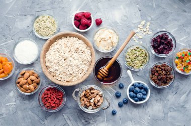 Ev yapımı granola için Malzemeler: yulaf, chia, kenevir ve kabak çekirdeği, kızılcık ve badem, hindistan cevizi ve agav nektar, goji çilek ve kuru üzüm, hurma ve kayısı. Superfood. Üst te. Düz yatıyordu.