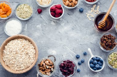 Ev yapımı granola için Malzemeler: yulaf, kenevir ve kabak çekirdeği, kızılcık ve badem, ceviz, hindistan cevizi ve agav nektar, goji ve taze yaban mersini. Superfood. Üst te. Düz yatıyordu. Kopyalama alanı.