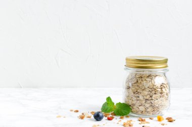 Cam kavanozda yulaf gevreği. Sağlıklı bitki baced gıda. Vejetaryen vegan diyet beslenme kavramı. Kopyalama alanı.