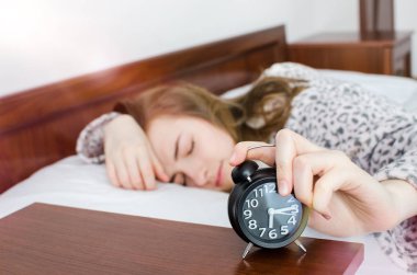 Genç bir kadın sabah uyandığında çalar saati kapatır. Öğrenci ya da öğrenci okul ya da üniversite için erken kalkmak istemiyor. Uyuyakalmışım, uyku konseptini tutturamadım..