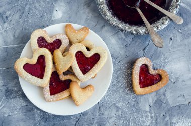 Sevgililer günü için reçel ile kalp şeklinde Linzer çerezleri. Lezzetli ev yapımı pasta. Aşk konsepti ile pişirme. Üstte görüntü.