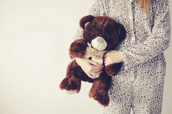 Jovem Irreconhecível Abraçada Com Brinquedo Pelúcia Urso Pelúcia Marrom Favorito — Fotografia de Stock