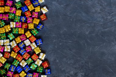 Küçük renkli hediyeler ile arka plan. Renkli hediye kutuları. Online alışveriş konsepti Black Friday ve Ciber Pazartesi. Kopya alanı. Üst te. Düz yatıyordu.