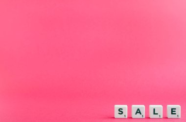 Pembe arka planda kelime indirimi. Online alışveriş konsepti Kara Cuma ve Ciber Monday. Boşluğu kopyala.