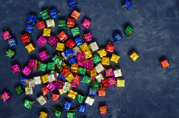 Küçük renkli hediyeler ile arka plan. Renkli hediye kutuları. Online alışveriş konsepti Black Friday ve Ciber Pazartesi. Kopya alanı. Üst te. Düz yatıyordu.