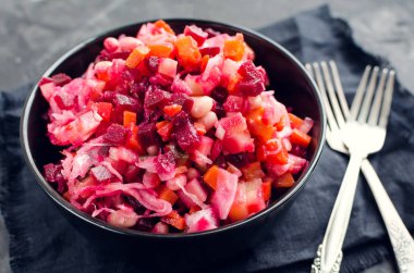 Salatalık turşusu ve lahana turşusu, patates, havuç, pancar ve soğan ile Sağlıklı salata Vinaigrette. Vegan mutfağı. Mayalanmış yiyecek. Probiyotik kaynaklar. Geleneksel Doğu Avrupa yemekleri.
