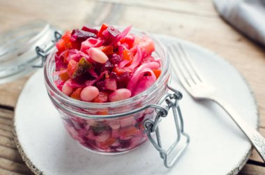 Salatalık turşusu ve lahana turşusu, patates, havuç, pancar ve soğan ile Sağlıklı salata Vinaigrette. Vegan mutfağı. Mayalanmış yiyecek. Probiyotik kaynaklar. Geleneksel Doğu Avrupa yemekleri.