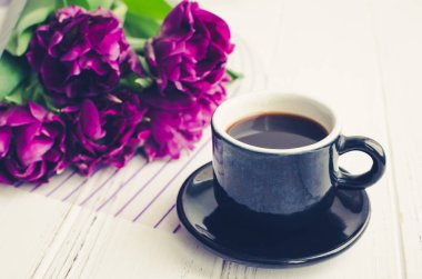 Metin için yer ile beyaz eski şık arka plan üzerinde ultraviyole lale buketi ile kahve Fincan. Romantik Sevgililer sabah konsepti. Sevgililer günü kahvaltısı. Kopya alanı. Tonlu görüntü.