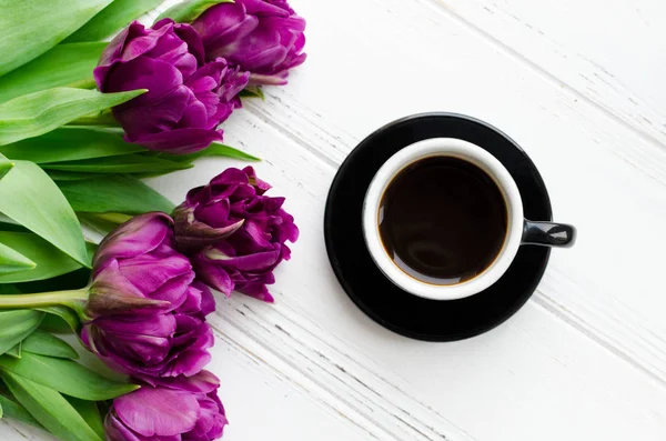 Ceașcă Cafea Buchet Lalele Violet Fundal Șic Alb Valentines Mamele — Fotografie, imagine de stoc