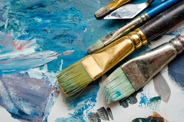 Sanatçı Boya Ahşap Palet Fırçalar Doku Farklı Renklerde Yağlı Boya — Stok fotoğraf