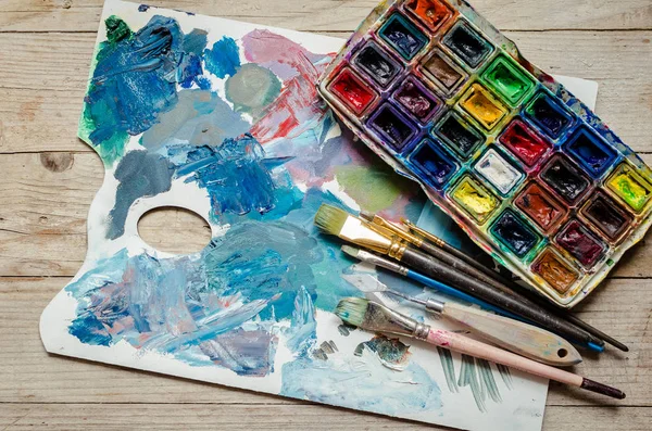 Sanatçı Fırçalar Ahşap Palette Suluboya Boya Boya Kutusu Yaratıcı Eğlence — Stok fotoğraf