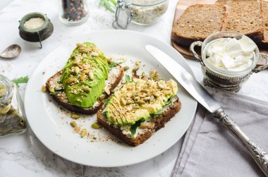 Sağlıklı avokado tostları