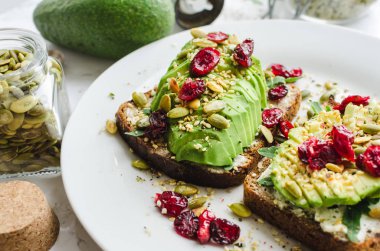 Sağlıklı avokado tostları