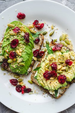Sağlıklı avokado tostları