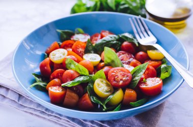 Fesleğen li domates salatası