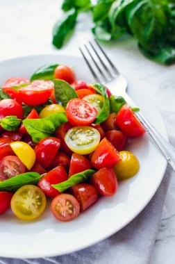 Fesleğen li domates salatası
