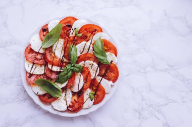 Nefis caprese salatası.