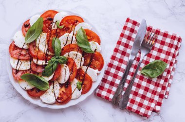 Nefis caprese salatası.