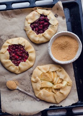 Ev yapımı meyve ve çilek galette