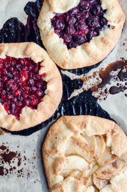 Ev yapımı meyve ve çilek galette