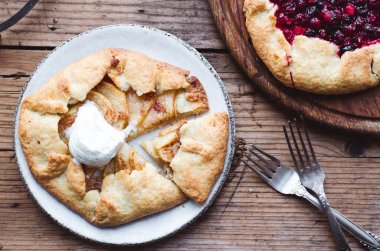 Ev yapımı meyve ve çilek galette