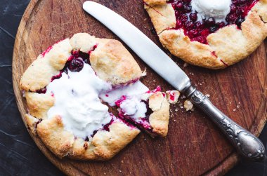Ev yapımı kızılcık ve vişne galette