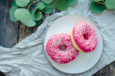 Donuts pembe krema ile