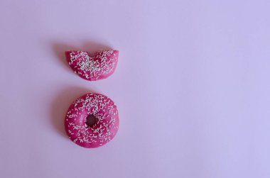 Donuts pembe krema ile