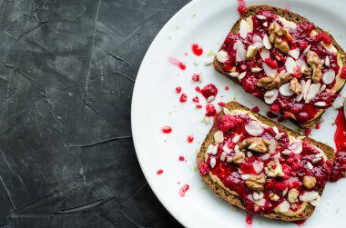 Kahvaltı, atıştırmalık veya öğle yemeği için sağlıklı sandviç