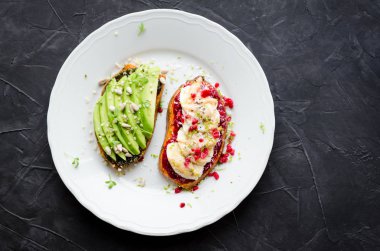 Kahvaltı, atıştırmalık veya öğle yemeği için sağlıklı sandviç