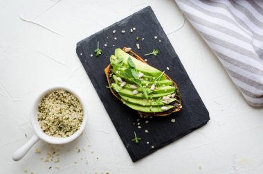 Sağlıklı avokado tostları