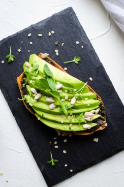 Sağlıklı avokado tostları