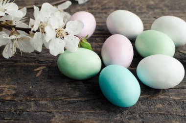 Ahşap arka planda paskalya yumurtaları