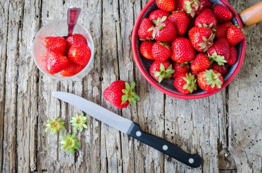 bir kesme tahtası üzerinde olgun çilek