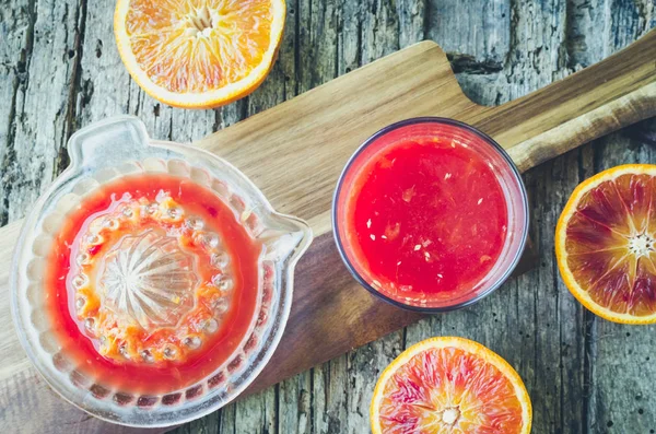 Preparação de suco de laranjas de sangue siciliano — Fotografia de Stock