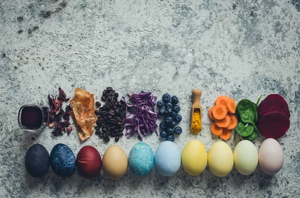 Домашние окрашенные пасхальные яйца — стоковое фото