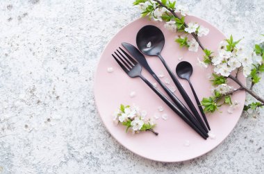 Çatal bıçak takımı ile bahar tabble ayarı