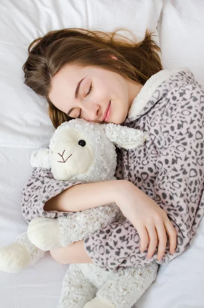 Девочка-подросток спит с игрушкой — стоковое фото