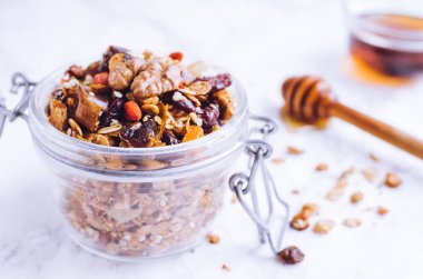 Lezzetli ev yapımı granola