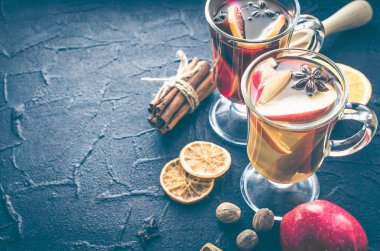 Mulled şarap farklı türde iki bardak