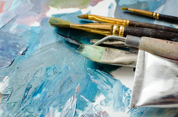 Sanatçı boya fırçaları ve yağlı boya tüpleri — Stok fotoğraf