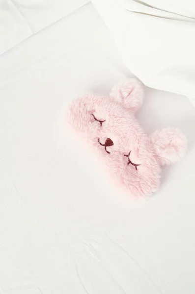 Lençóis brancos e travesseiros — Fotografia de Stock