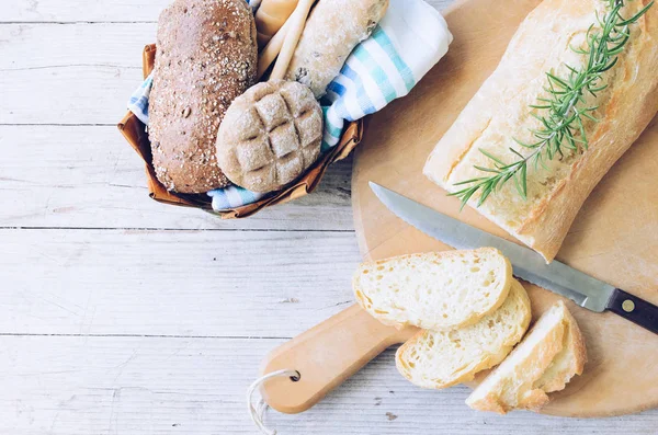 Fatia de pão fresco faca de corte — Fotografia de Stock