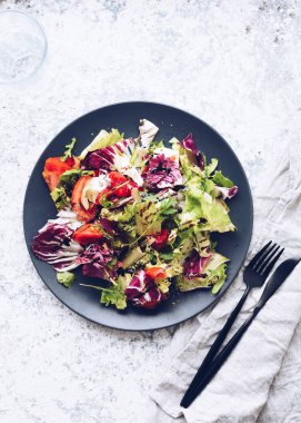 Ahşap bir masada sebze salatası karışımı