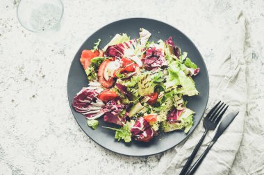 Ahşap bir masada sebze salatası karışımı