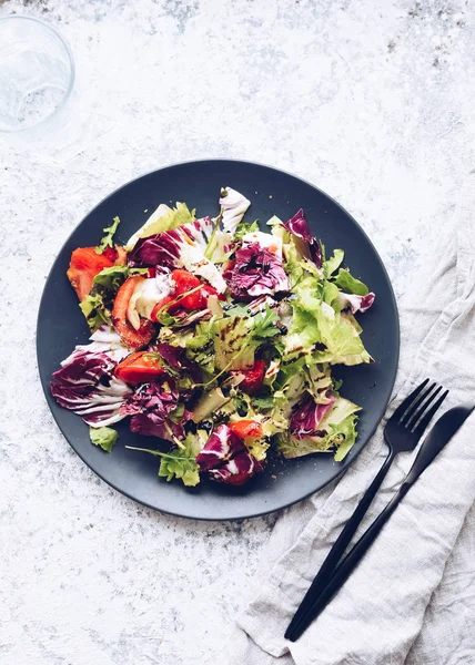 Ahşap bir masada sebze salatası karışımı