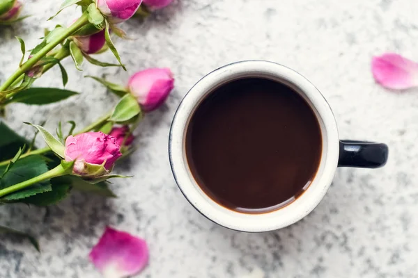 Sabah kahvesi ve pembe gül buketi