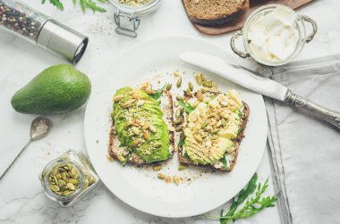 Sağlıklı avokado tostları