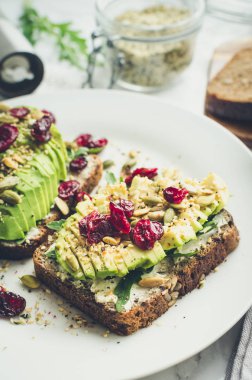 Sağlıklı avokado tostları